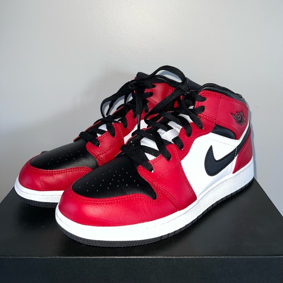 Jordan 1 Mid Chicago Black Toe (GS) Size 7Y = 8.5W - Picture 2 of 3